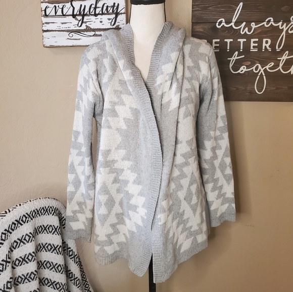 Charlotte Russe Sweaters - Charlotte Russe Size Small Sweater Shall Cardigan.